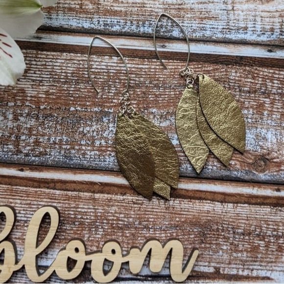 𝅺GOLD Leather Leaf Earrings - Picture 1 of 7